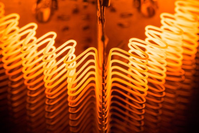 The conductor becomes very hot as the current passes through it. The effect is used in various heaters. (Source: © Nivellen77 / stock.adobe.com)