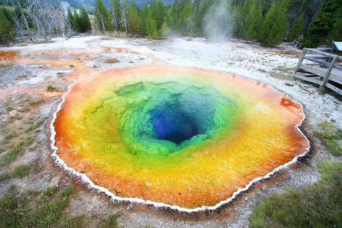 Geothermal hot springs in Yellowstone, US. (Source: © Brad Pict / stock.adobe.com)