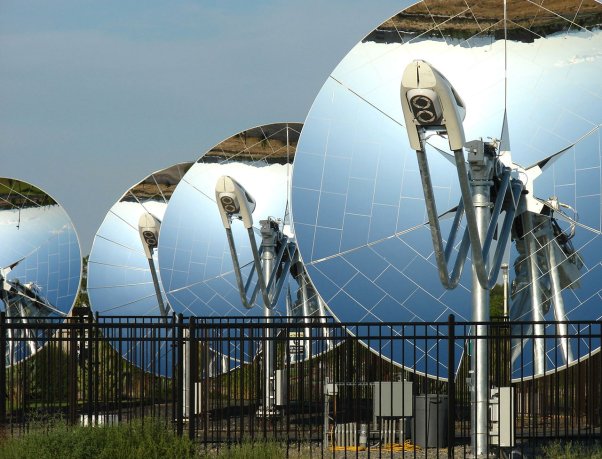Parabolic dish solar collectors. (Source: &copy; jdoms / stock.adobe.com)