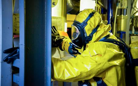 The use of protective suits and respiratory protection equipment is among the fundamental measures ensuring radiation protection of workers during nuclear decommissioning activities. (Source: © Олександр Луценко / stock.adobe.com) The use of protective suits and respiratory protection equipment is among the fundamental measures ensuring radiation protection of workers during nuclear decommissioning activities. (Source: © Олександр Луценко / stock.adobe.com)