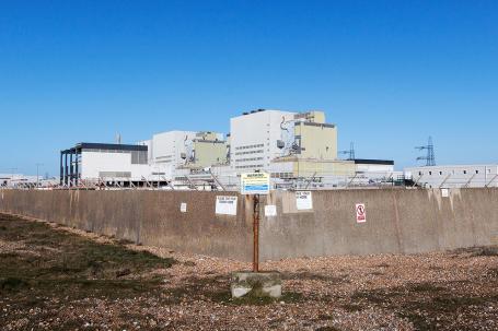 Dungeness A Nuclear Power Station with its Magnox reactors is located at one of the most unusual nuclear sites in the United Kingdom — on the Dungeness coastal headland. Decommissioning activities are being carried out in close proximity to the newer Dungeness B Nuclear Power Station. (Source: © Jackie Davies / stock.adobe.com) Popisek obrázkuDungeness A Nuclear Power Station with its Magnox reactors is located at one of the most unusual nuclear sites in the United Kingdom — on the Dungeness coastal headland. Decommissioning activities are being carried out in close proximity to the newer Dungeness B Nuclear Power Station. (Source: © Jackie Davies / stock.adobe.com)