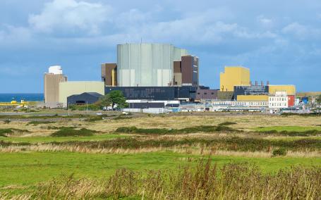 Wylfa Nuclear Power Station after the shutdown of its Magnox reactors. Part of the original facilities has already been removed, and the site is currently in a long-term care and maintenance phase prior to the final dismantling of the remaining structures. (Source: © Martin / stock.adobe.com) Wylfa Nuclear Power Station after the shutdown of its Magnox reactors. Part of the original facilities has already been removed, and the site is currently in a long-term care and maintenance phase prior to the final dismantling of the remaining structures. (Source: © Martin / stock.adobe.com)