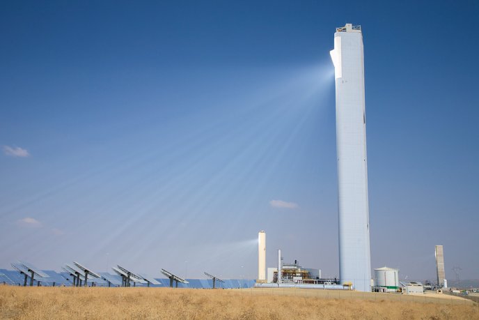 PS10 central tower solar power plant in Andalusia, Spain. (Source: © Q / stock.adobe.com)