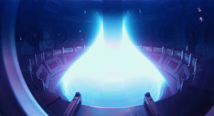 Brightly glowing plasma in MAST tokamak. (Source: Eye Steel Film, Wikipedia.org)